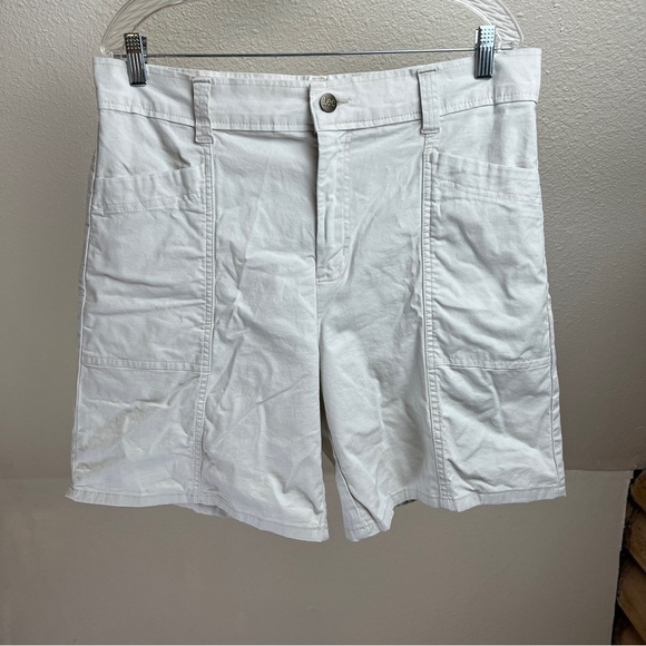 LEE Khaki Shorts. Patch Pockets. Button & Zipper Closure. Size 16M. - Picture 1 of 5